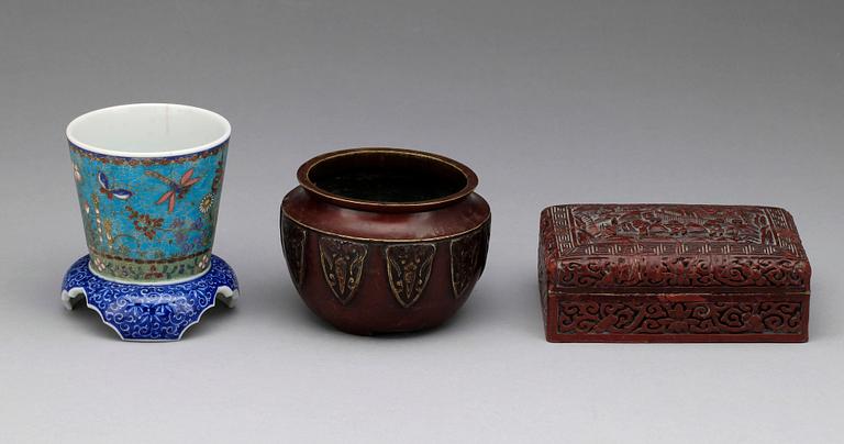 VAS, RÖKELSEKAR samt ASK med LOCK, porslin, brons och lack. Kina/Japan, tidigt 1900-tal.