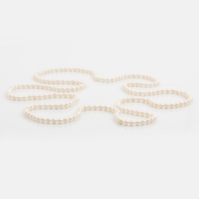 Necklace, longer model, with cultured pearls.