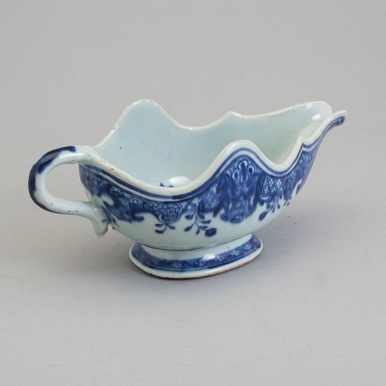 A blue and white export porcelain saucer, Qing dynasty, Qianlong (1736-95).