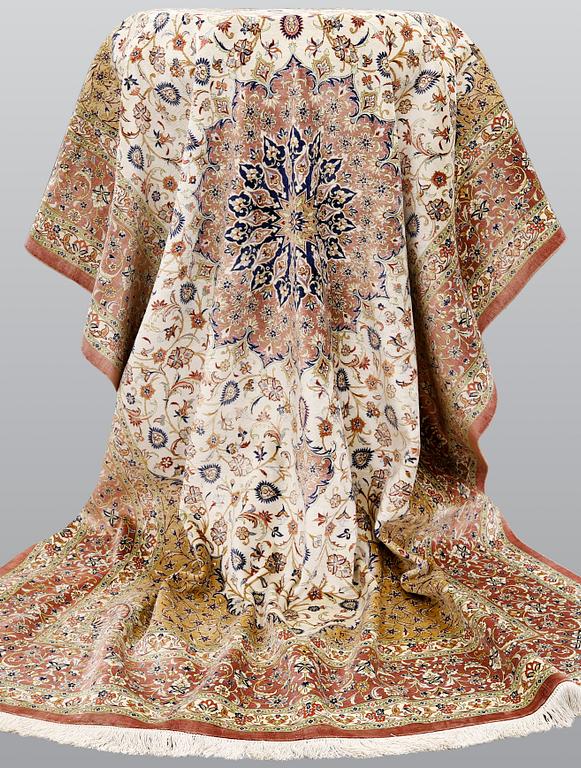A silk Qum carpet, ca 295 x 195 cm.