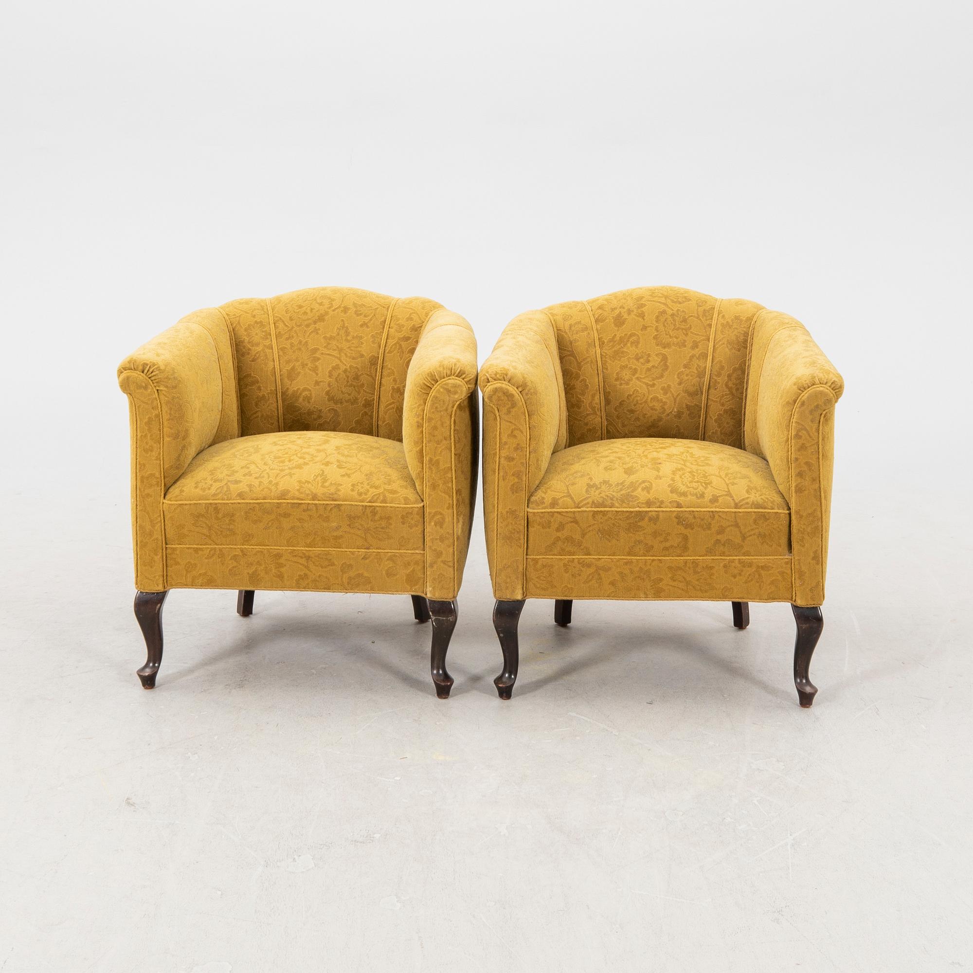 A pair of 1920/30s armchairs.