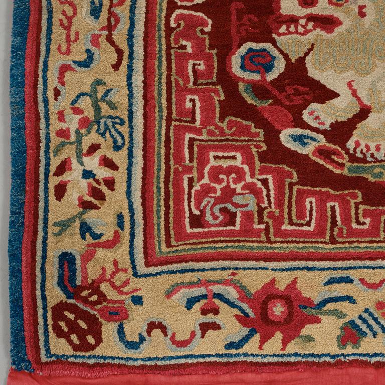 A MEDITATION RUG, an antique/a semi-antique Tibetan, ca 150,5 x 81 cm (as well as 10 cm flat weave at the ends).