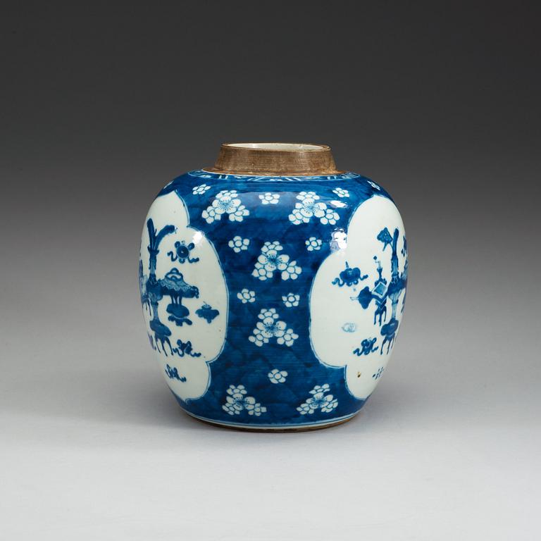 A blue and white jar with cover, Qing dynasty.