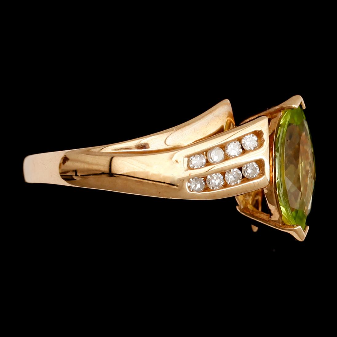 RING, 10 k guld, peridot ca 1.0 ct samt briljanter tot ca 0.16 ct.