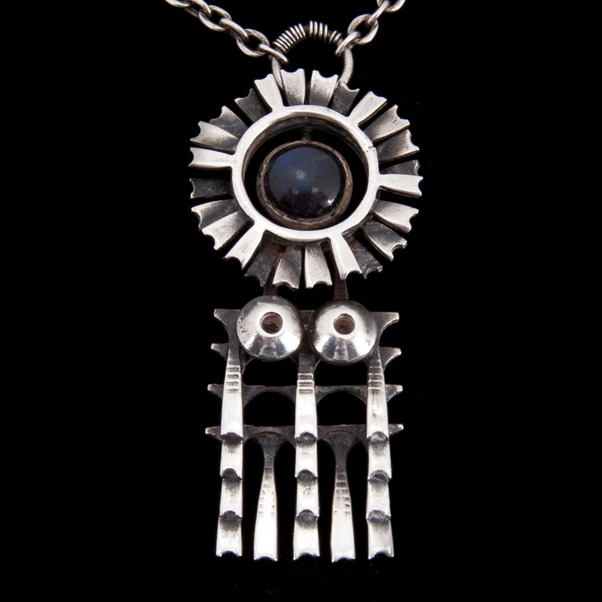 HALSSMYCKE, 916 silver, cabochonslipad spektrolit, Pentti Sarpaneva, Kalevala Koru. 1970-tal.