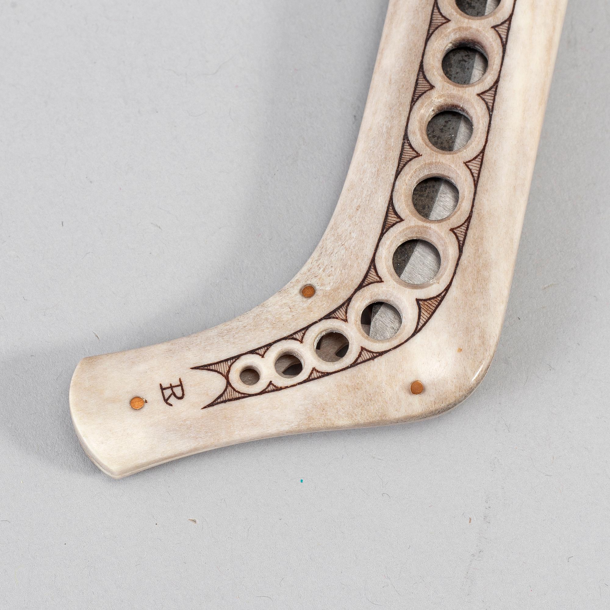 ROLAND LUNDBERG, a Sami reindeer horn knife, piteå, signed.