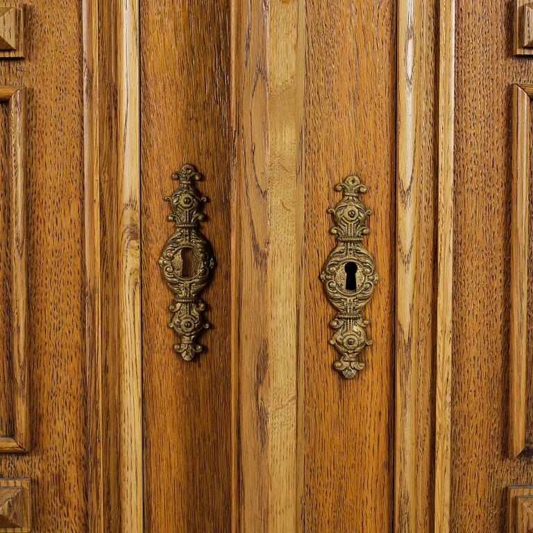 BOKSKÅP, nyrenässans, 1800-talets slut.