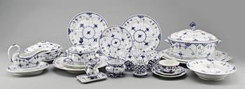 MATSERVIS, ca 80delar, porslin, Musselmalet, Royal Copenhagen.