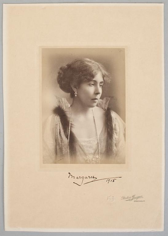 KRONPRINSESSAN MARGARETA AV SVERIGE, fotografi, egenhändigt signerat, daterat 1915. Atelier Jaeger.