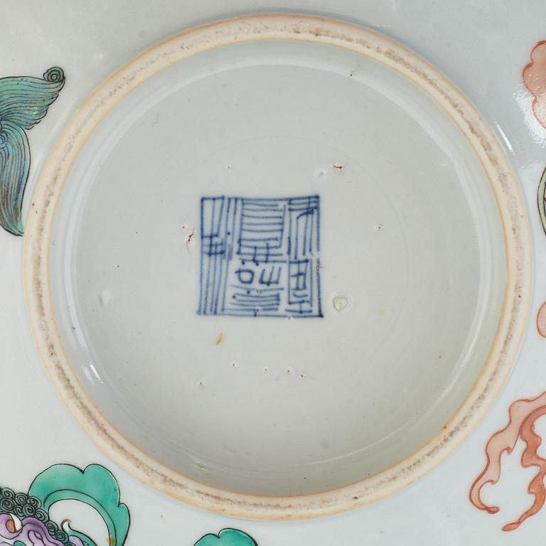 A Chinese famille rose bowl, early 20th century.