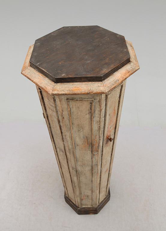 PIEDESTALSKÅP, 1800-talets mitt.