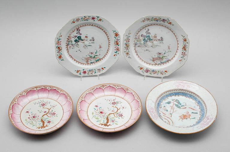 SKÅLFAT, 1 par, TALLRIKAR, 1 par samt djup TALLRIK, porslin, Kina, Qianlong 1736-1795.