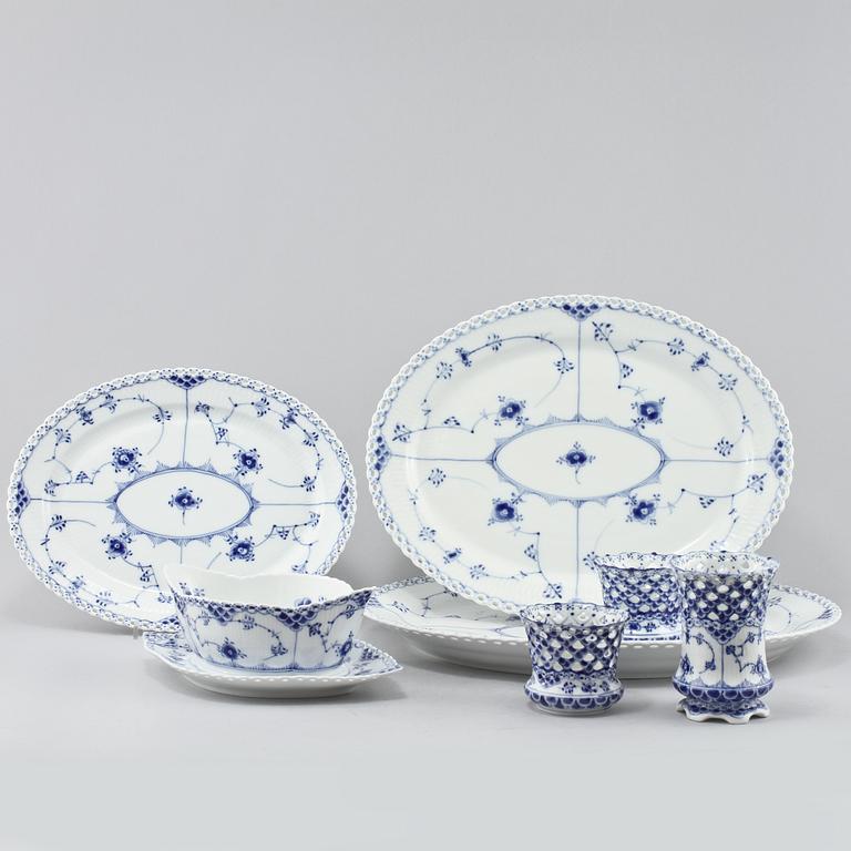 SERVISDELAR, 59 st, porslin, "Musselmalet", Royal Copenhagen, 1900-talets andra hälft.