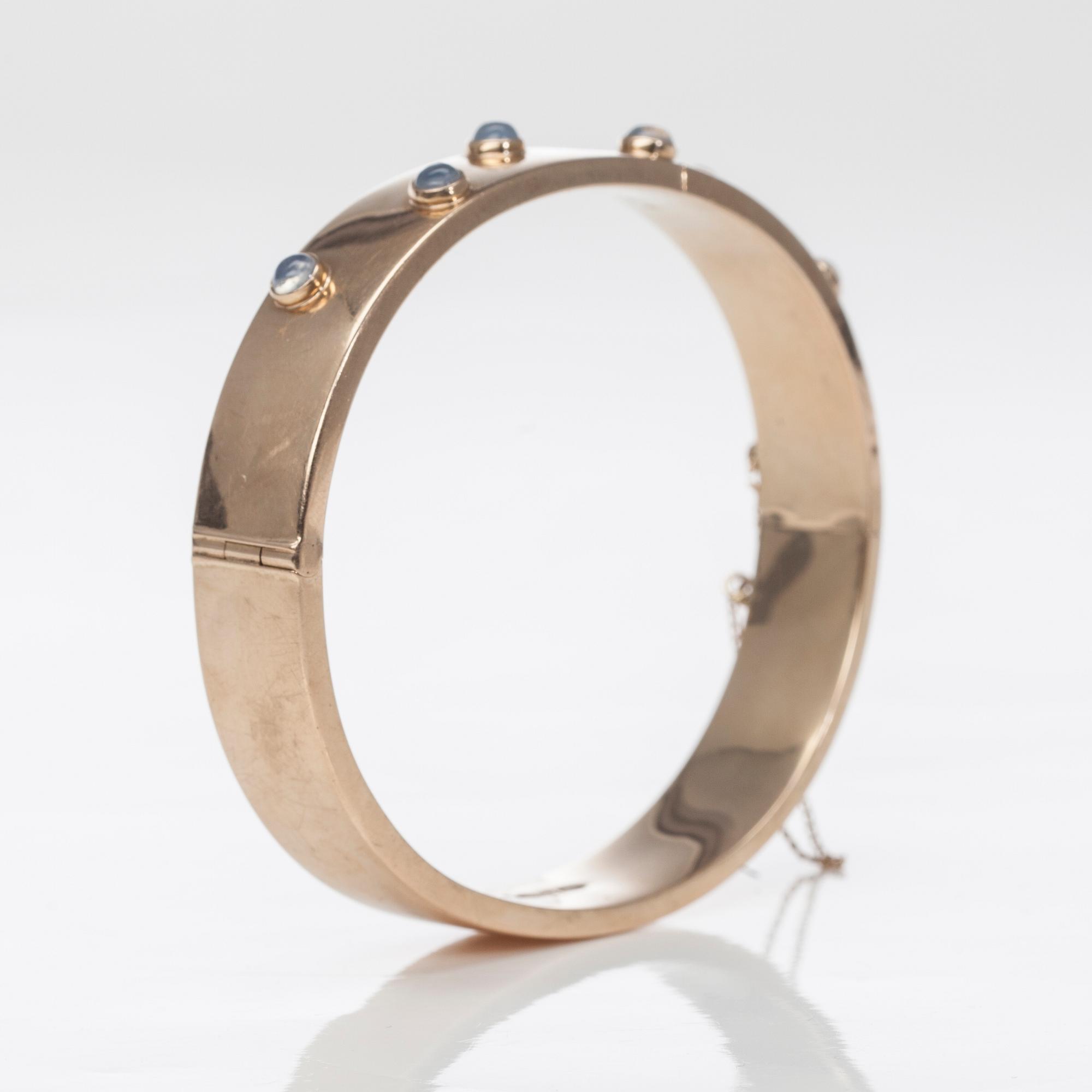 ARMRING 14K guld, cabochonslipade månstenar. N. Westerback, 1962. Vikt 20,4 g.