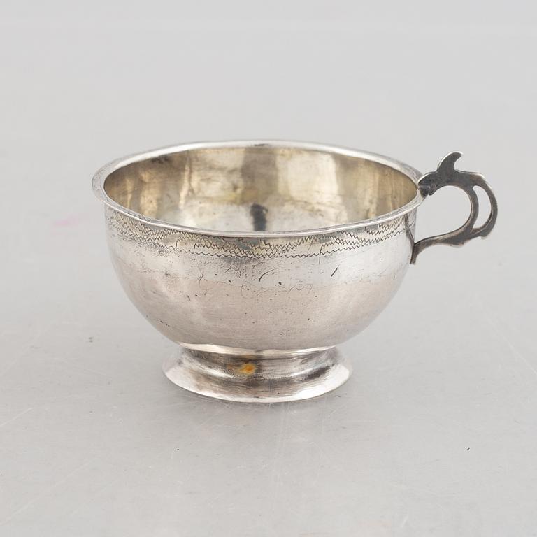 Five silver cups, 18th/19th Century.