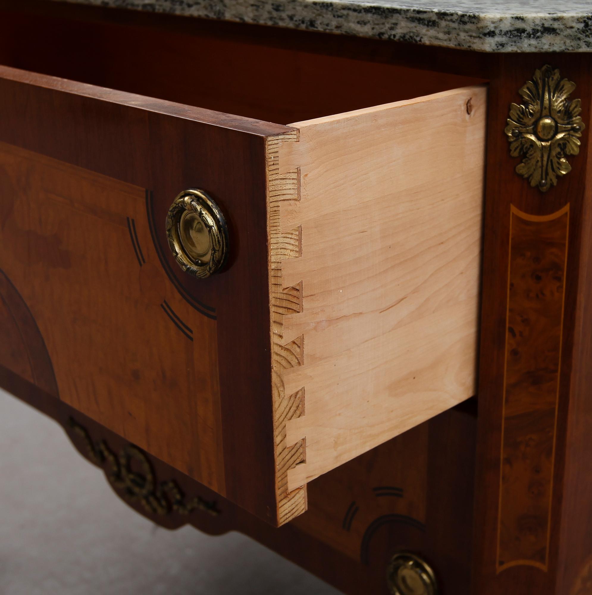 BYRÅ, gustaviansk stil, 1900-talets andra hälft.