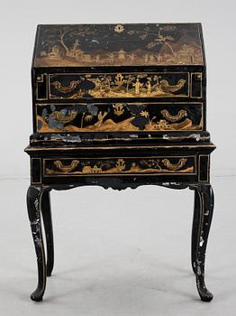 SNEDKLAFFSEKRETÄR PÅ BENSTÄLLNING, rokoko/rokokostil, 1700/1800-tal.