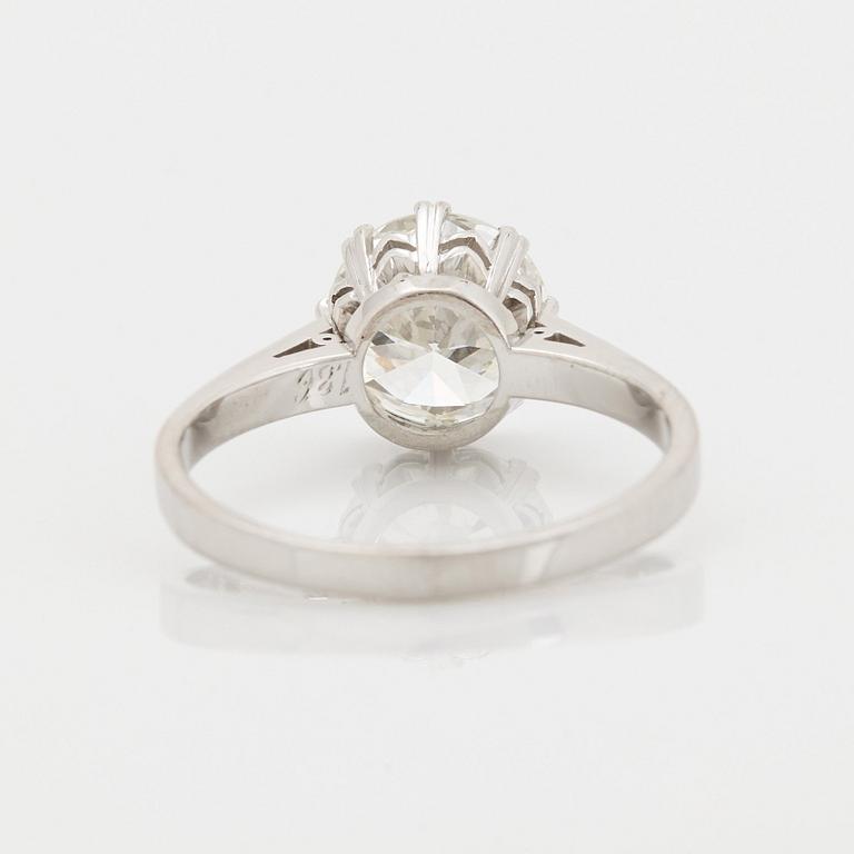 Ring 18K vitguld med en rund briljantslipad diamant 1.86 ct enligt gravyr kvalitet ca G/H si/i.