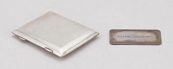 CIGARETTETUI resp FRIBILJETT, silver, bla C G Hallberg, 1891 samt 1968.