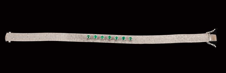 ARMBAND, 18k vitguld besatt med 7 smaragder. Vikt ca 28 g.