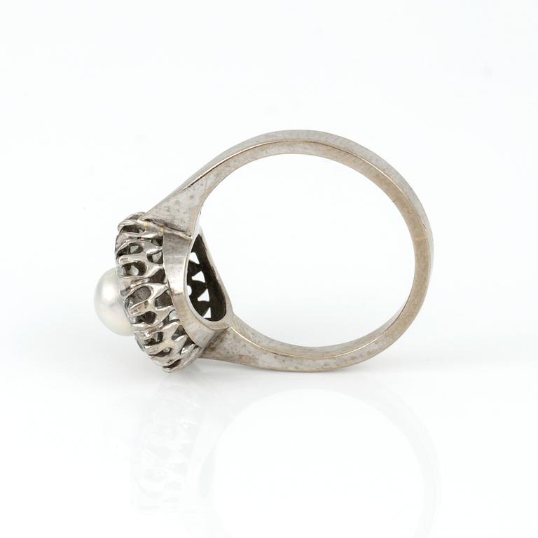 RING, 18K vitguld med odlad pärla och gammalslipade diamanter tot ca 0,93 ct, KÅ-CE, Stockholm, 1988. Vikt 5,52 g.