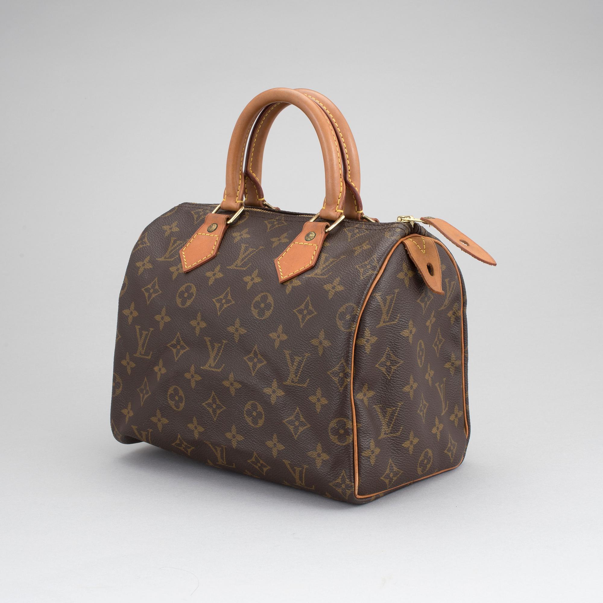 A Louis Vuitton "Speedy 25" hand bag.