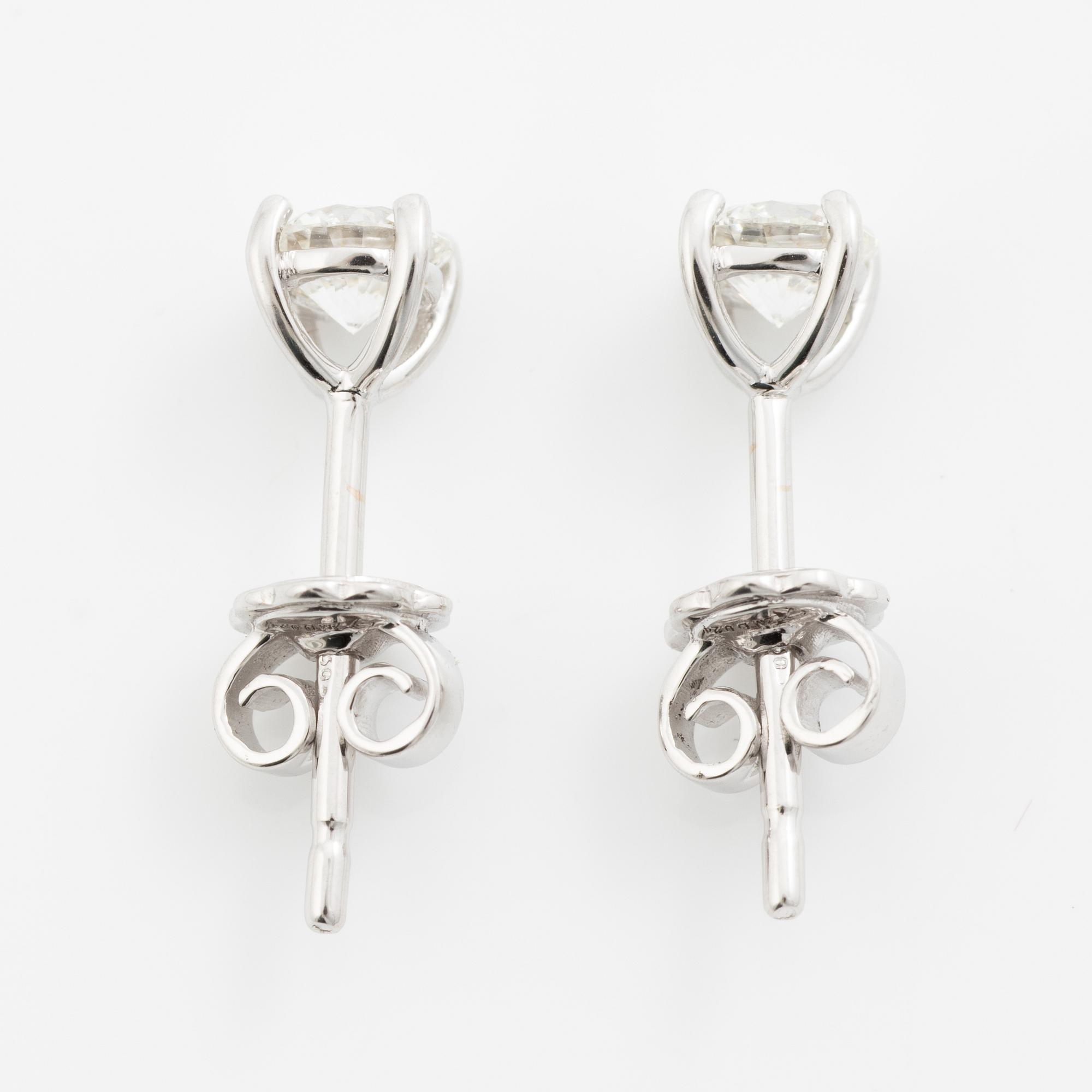 Earrings 18K white gold set with brilliant-cut diamonds, accompanied by GIA dossier.