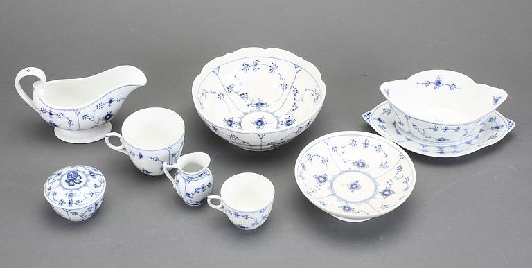 SERVIS, 64 delar, porslin, "Musselmalet", Royal Copenhagen, Danmark.