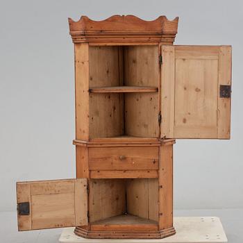 HÖRNSKÅP, allmoge, 1800-tal.