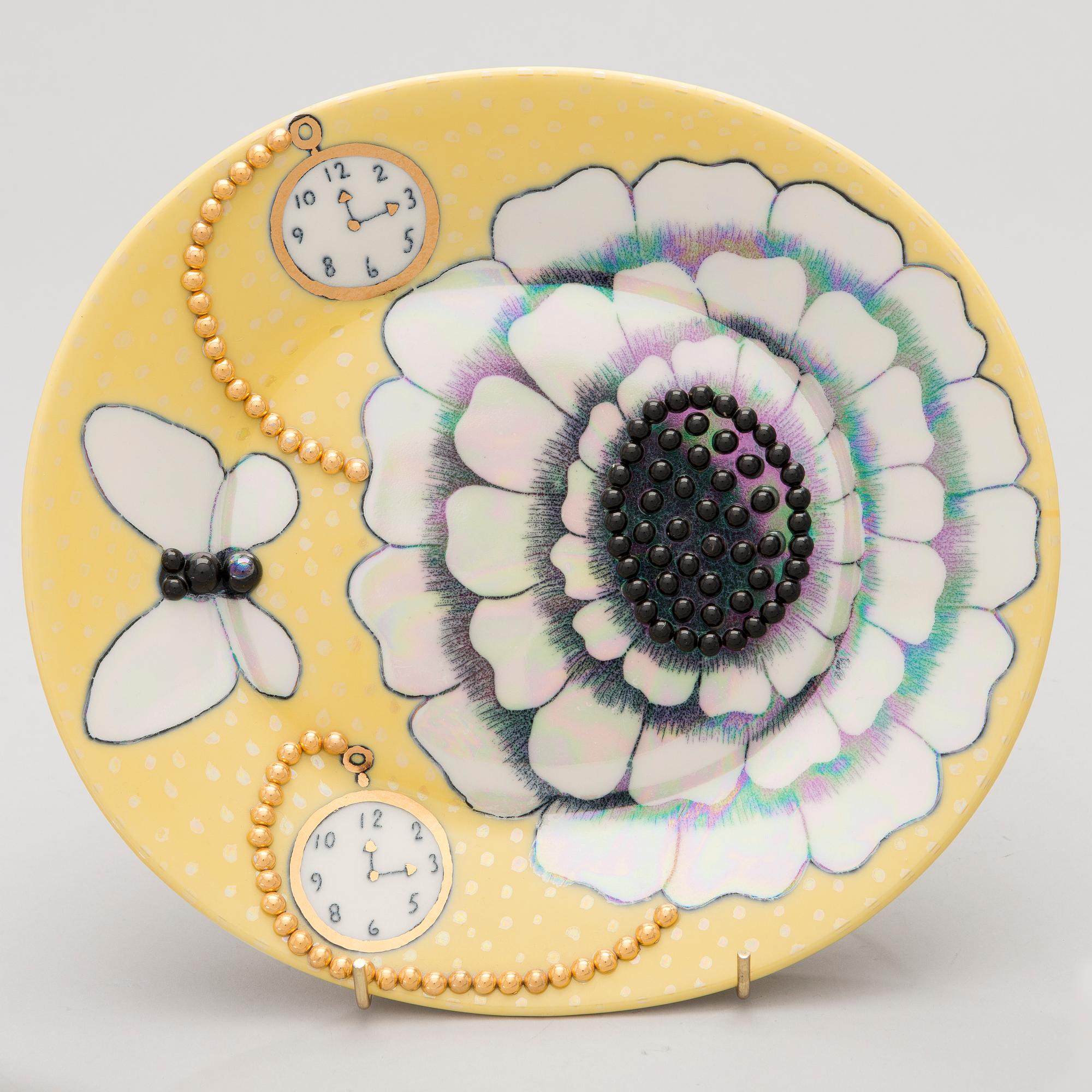 A ceramic dish marked Birger Kaipiainen, Arabia.