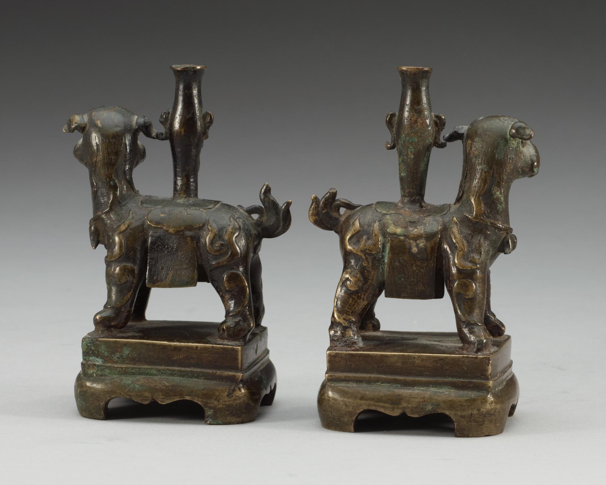 RÖKELSEHÅLLARE, ett par, brons. Tibet, troligen Ming dynastin (1368-1644).