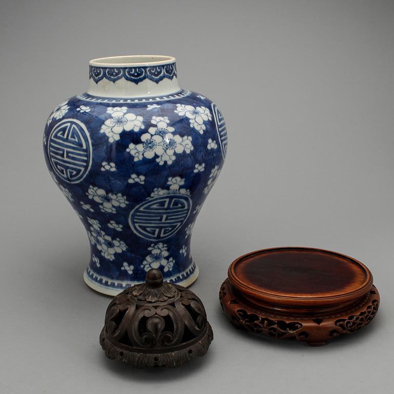 URNA med LOCK och STÄLL, porslin, Kangxi-stil, 1900-tal.