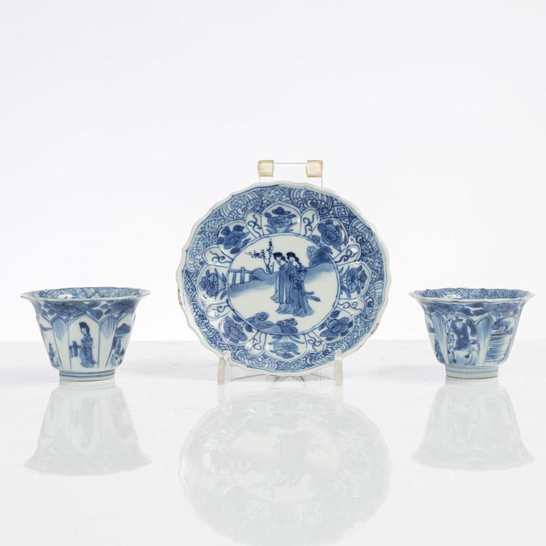 Koppar, två stycken, samt fat, porslin, Kina, Qingdynastin, Kangxi (1662-1722).