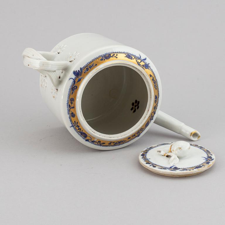 A blue and white teapot with cover, Qing dynasty, Jiaqing (1796-1822).