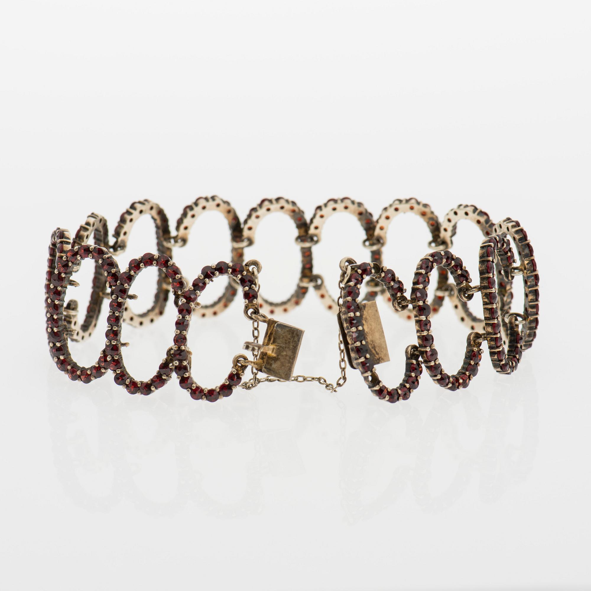 ARMBAND, granater, förgyllt silver. Reino Mikael Valkeinen, Helsingfors 1964.