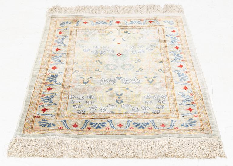 A silke Hereke, ca 77 x 50 cm.