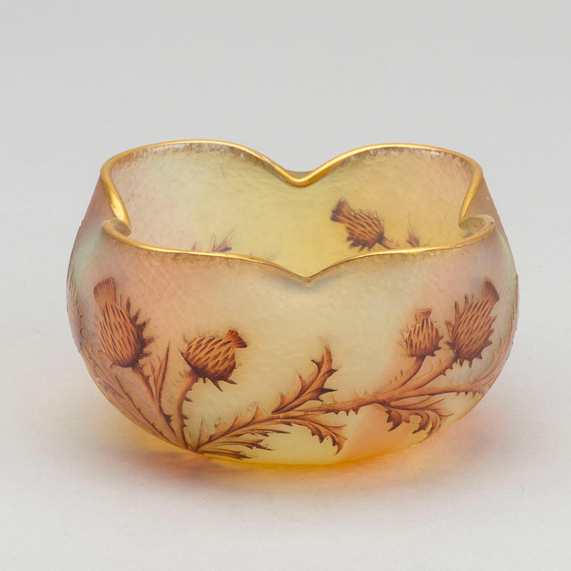 DAUM NANCY, a signed cameo Art Nouveau glass bowl.