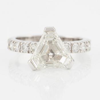 Ring with a triangular-shaped diamond, approx. 2.37 ct.