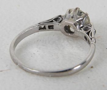 RING, vg 14K med gammalslipad diamant ca 0,5ct + 6 rosenstenar.
