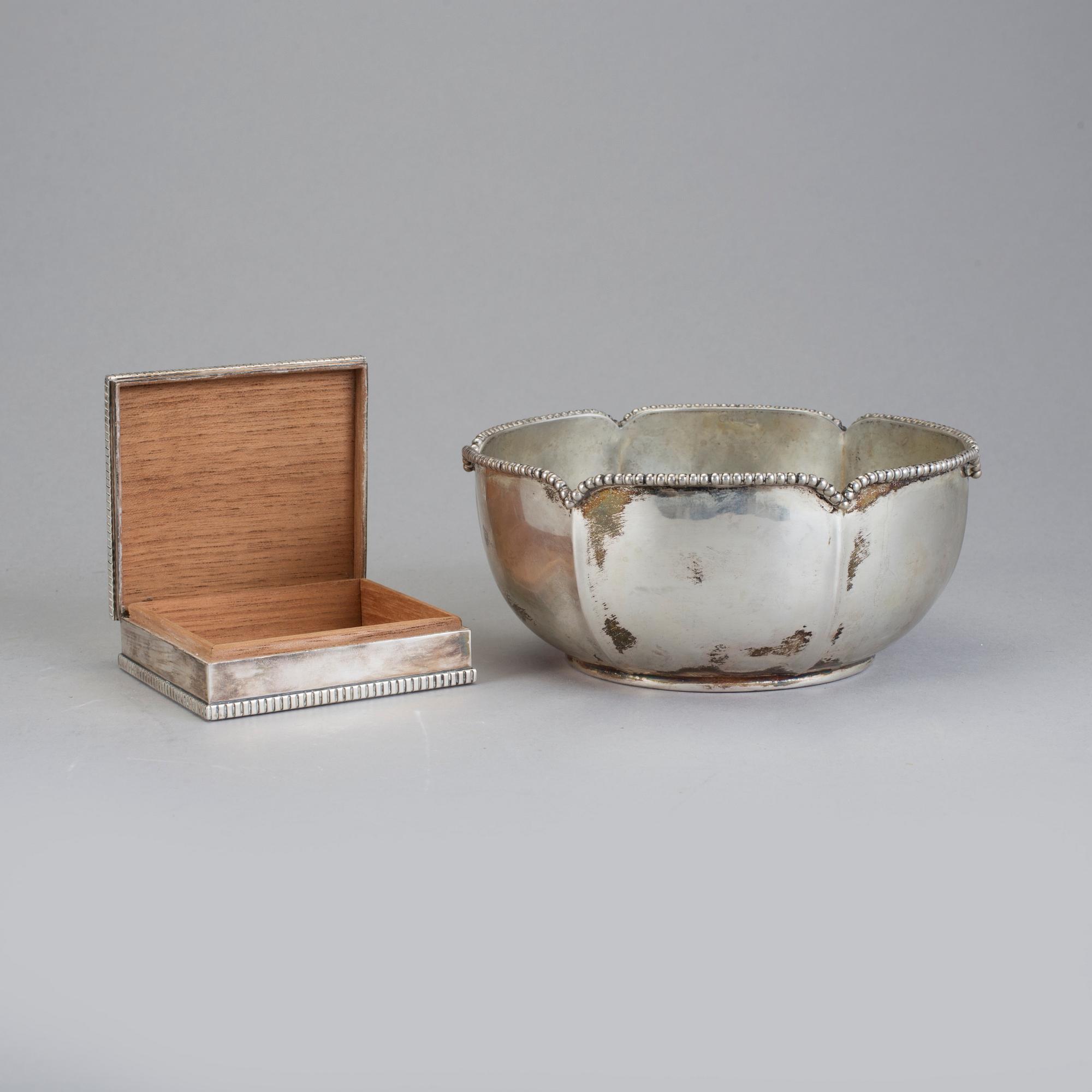 SKÅL och CIGARETTETUI, silver, bland annat NL Dahlström & Co, Stockholm 1919. Vikt ca 285 g.