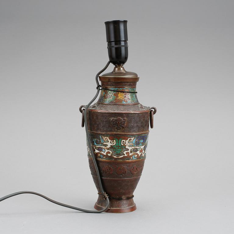 BORDSLAMPA/VAS, brons, cloisonne, Kina omkring sekelskiftet 1900.