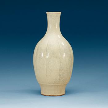 1809. A white ge-glazed vase, Qing dynasty (1644-1912).