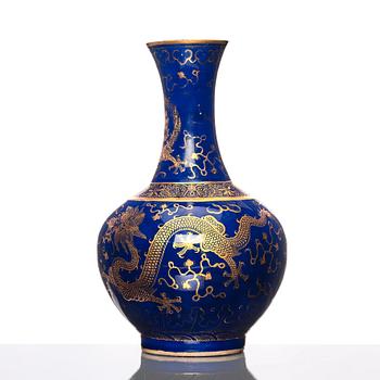 A Chinese blue glazed dragon vase, late Qing dynasty/early 20th Century.