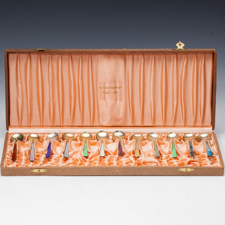 MOCKASKEDAR, 12 st, silver 916 och emalj, Tillander, Helsingfors 1951. Vikt 135 g.