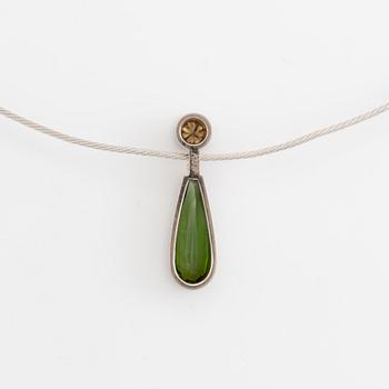 Wolfgang Gessl, halssmycke, 18K vitgul med grön turmalin, och brun briljantslipad diamant.