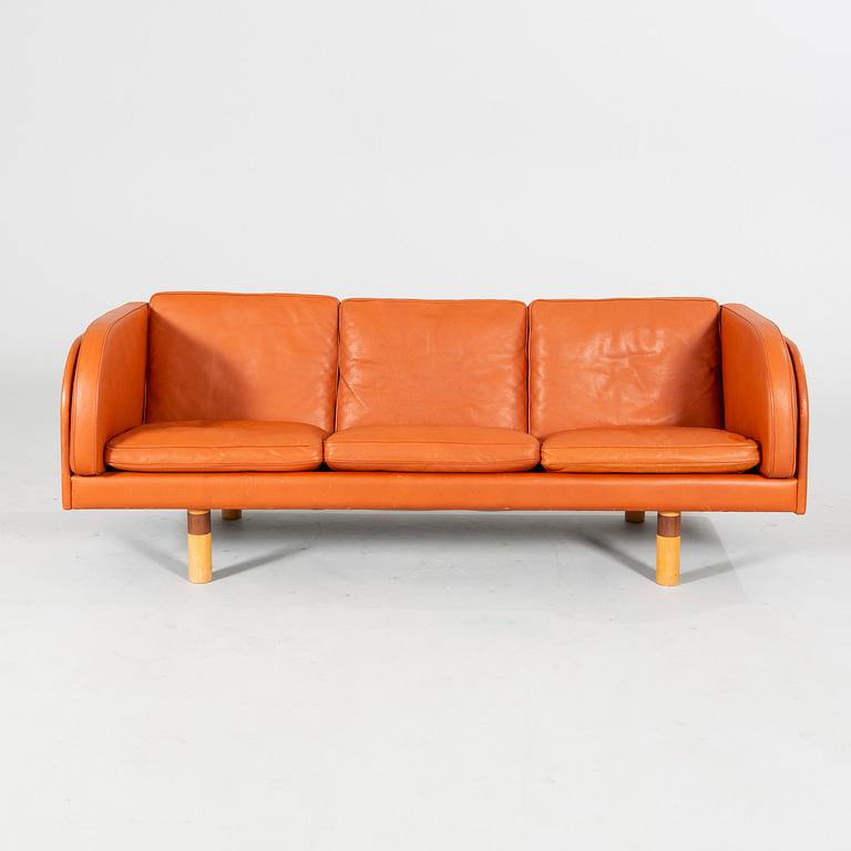 A "EJ20" sofa and armchair by Jørgen Gammelgaard for Erik Jørgensen from the late 20th century.