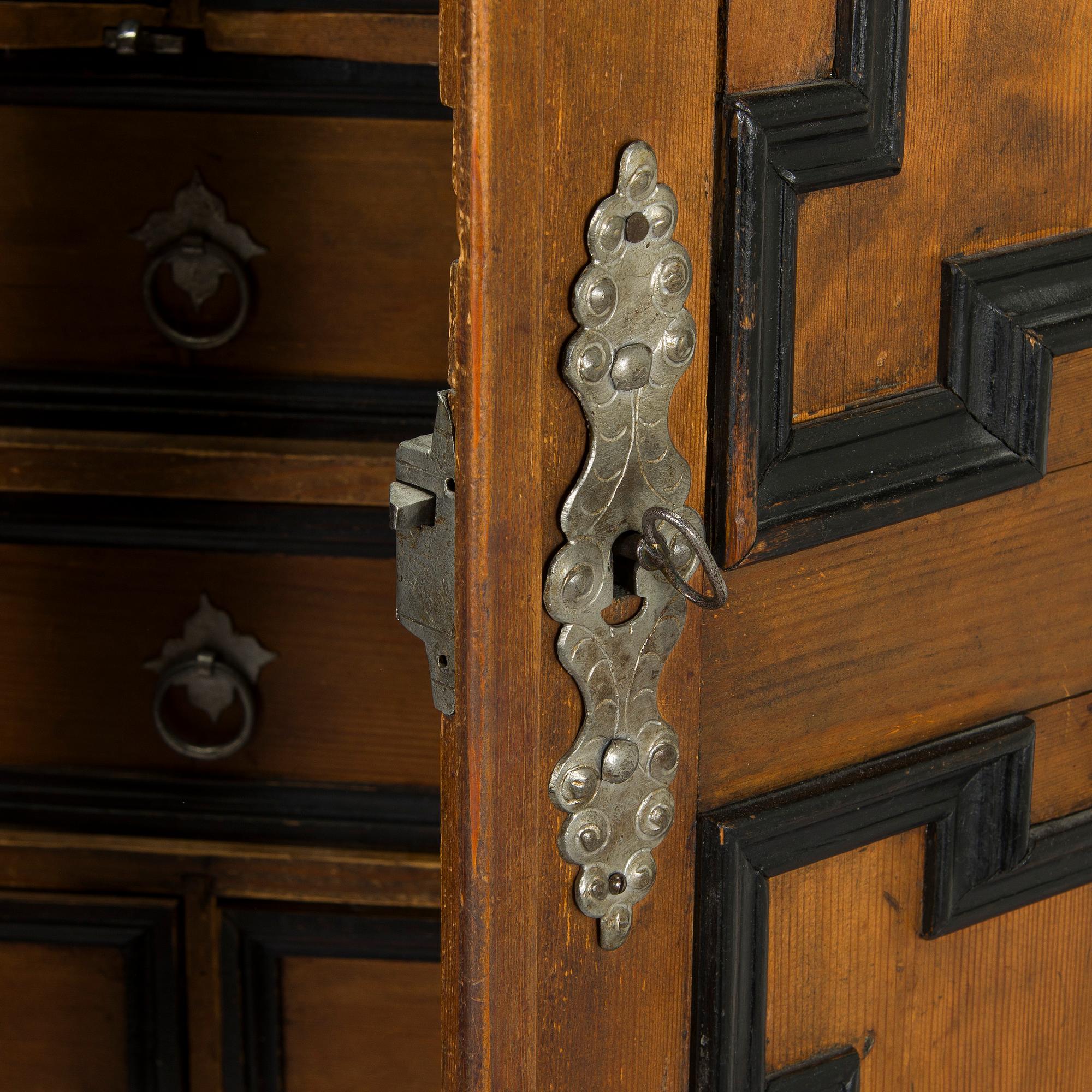 Kaappi/kabinettikaappi, barokkityyli, 1800/1900-luku.