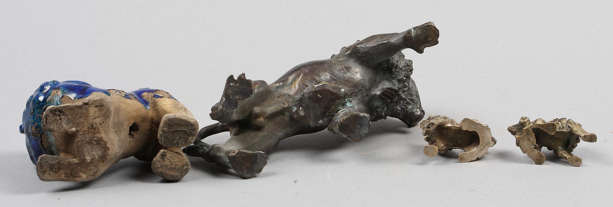 PARTI FIGURINER, 4 st. Stengods, metall. Orientaliska.