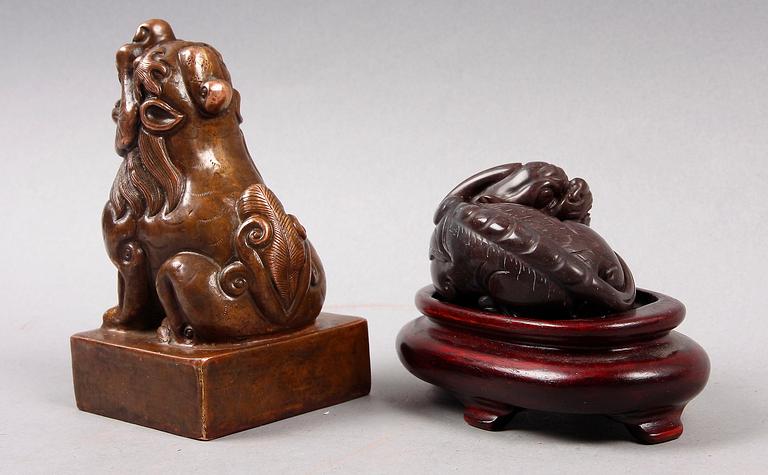 SIGILL SAMT FIGURIN, metall resp sten. Kina.