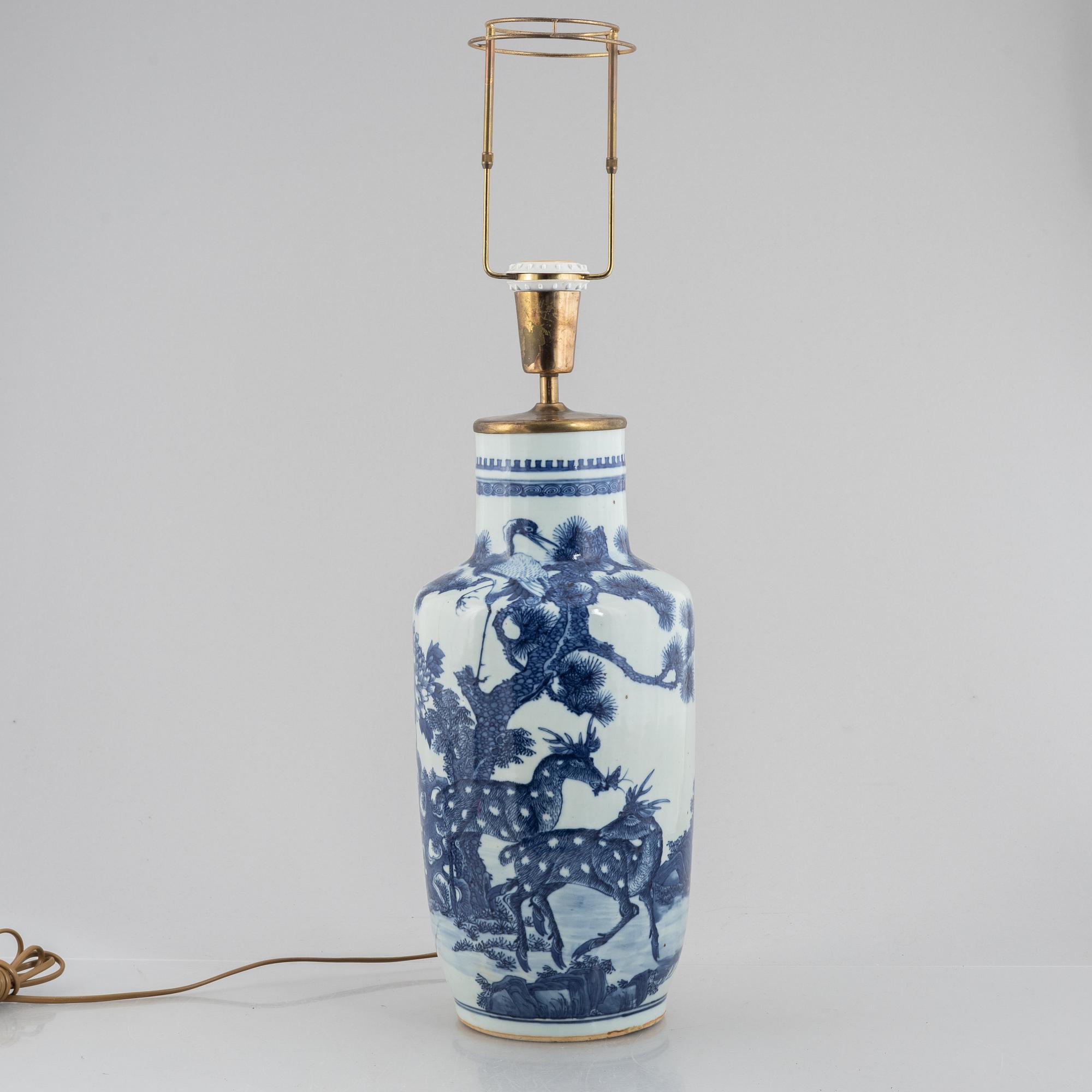 Vas, omarbetad till bordslampa, porslin, Kina, Qingdynastin, 1800-tal.